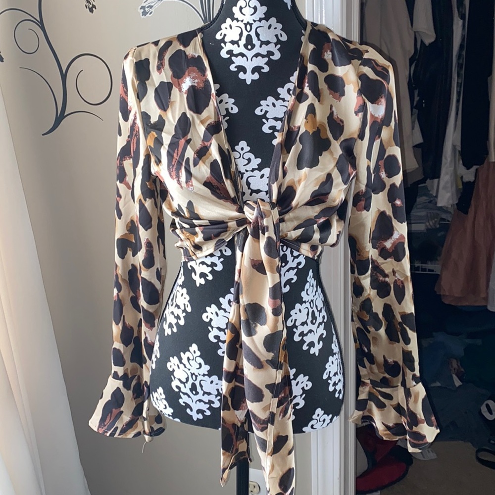 Leopard print tie top. Size US 6